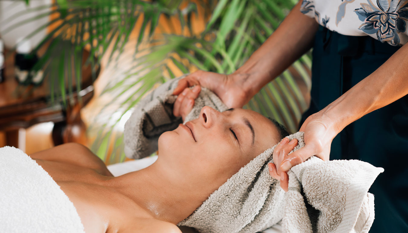 Lady doing face massage in Ayurveda resort